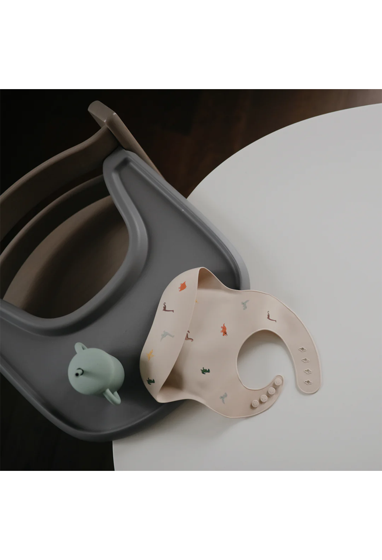 Bavoir en silicone Mushie pour bébé, dinosaures