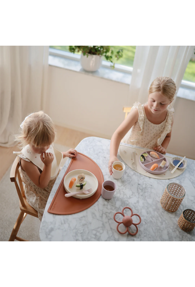 Assiette à ventouse en silicone Mushie, sable mouvant