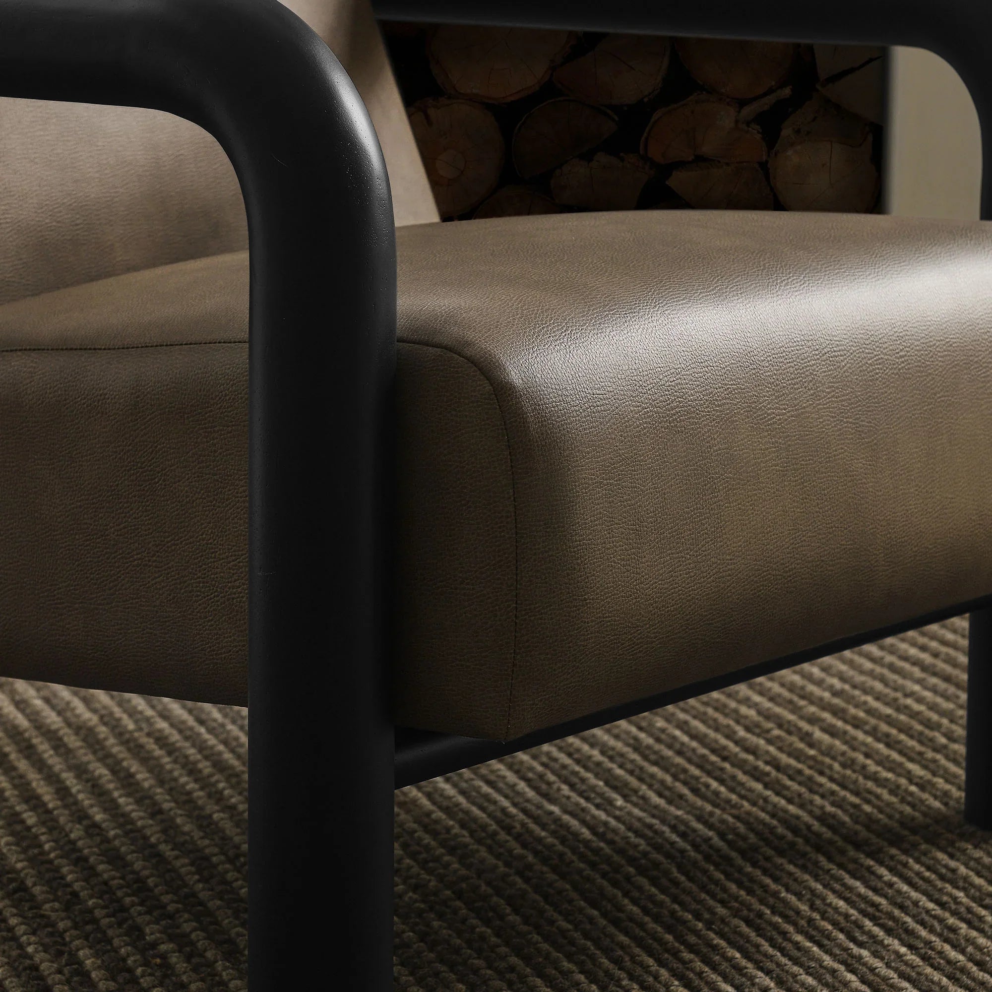 Fauteuil d'appoint Serene en cuir vegan noir champignon